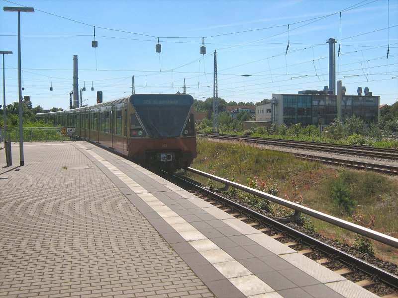 BR 480 verlsst Henningsdorf in Richtung Tegel, Juli 2009
