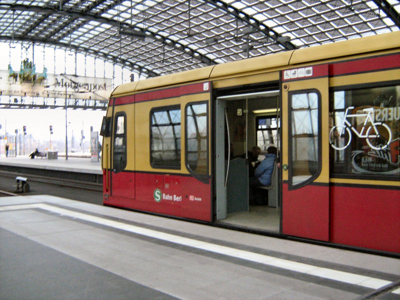 BR 481/482 im Hauptbahnhof Berlin, 2009