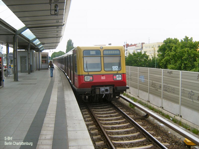 BR 485 in Berlin-Charlottenburg, Mai 2009