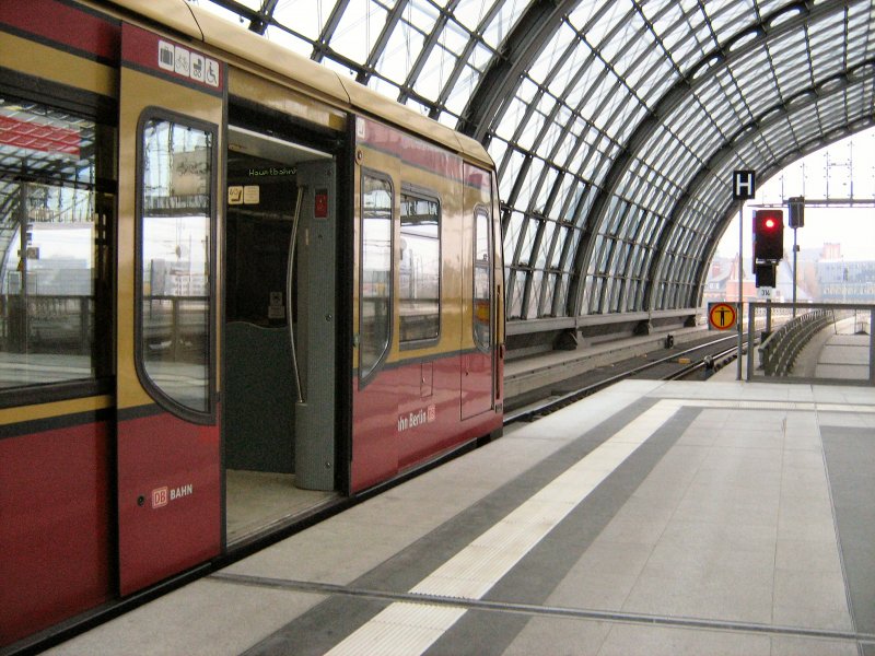 BR481/482 im Hauptbahnhof Berlin, 2009