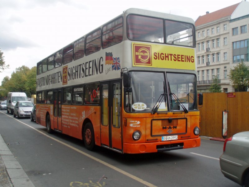 Bus B-AN 3990 am 2.10.08 auf der Unter den Linden .
