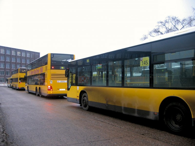 BVG-Linienbusse an der Betriebshst. Zoo, 2005