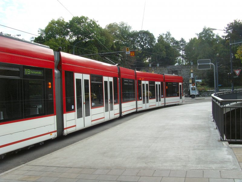Combino der Linie 1 am Stadtparkkopf auf der Fahrt zur Thringenhalle, Erfurt Oktober 2009