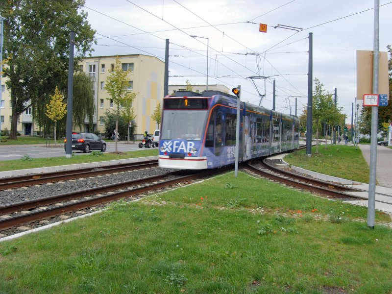 Combino der Linie 1 auf der Neubaustrecke zwischen Rieth und salinenstrasse, Erfurt Oktober 2009