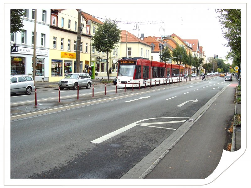 Combino stadteinwrts in der Magdeburger Alle. Hier verkehren die Strassenbahnlinien 1 und 5, Erfurt Oktober 2009