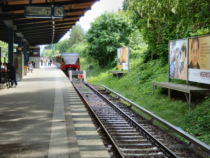 Das Gleis mit dem S-Bahnzug nach Grnau ist in Richtung Birkenwerder unterbrochen, Mai 2009