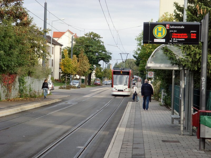 Der Combino hat sobend die Hst. Salinenstrasse Richtung Rieth verlassen, Erfurt Oktober 2009