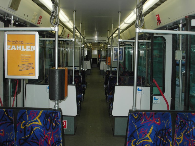 Der Fahrgastraum eines modernisierten Stadtbahnwagen B der zweiten Generation in Essen am 30.12.2003 an der Endhaltestelle Margarethenhhe.