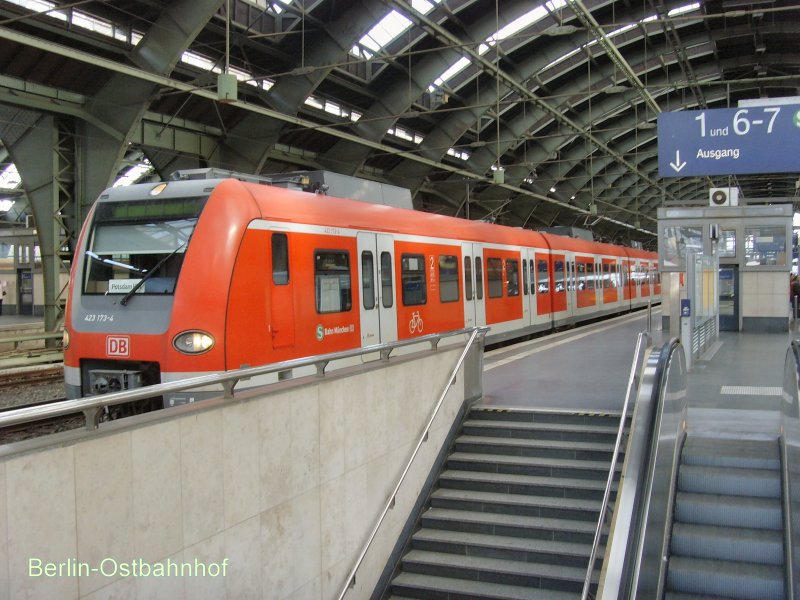 Die S-Bahnersatzzge fahren zwischen Ostbahnhof und Potsdam ber die Strecke der Stadtbahn - vor der Abfahrt im Ostbahnhof, berlin Oktober 2009