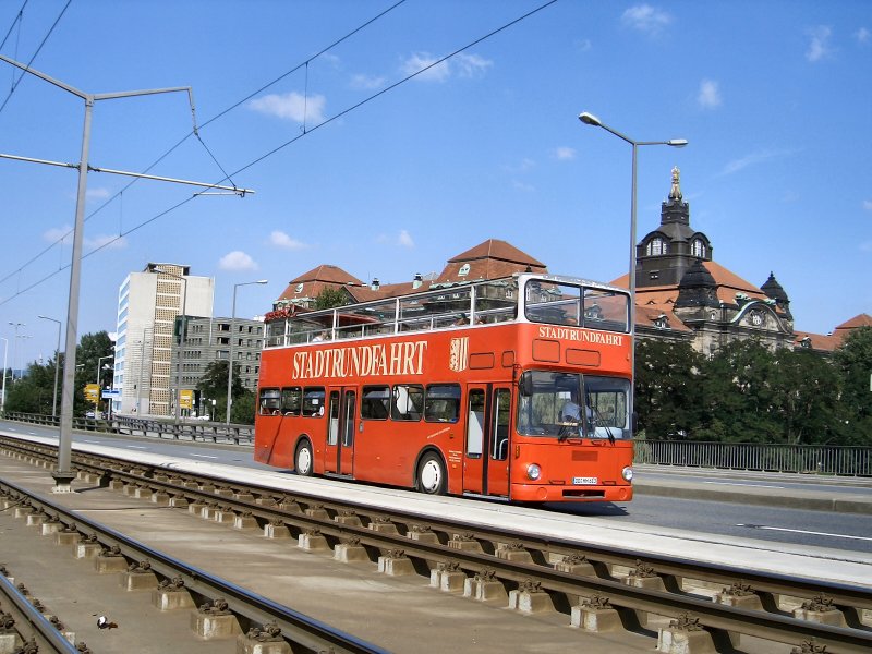 Doppeldecker-Stadtrundfahrtbus auf einer der Elbbrcken, Sommer 2005