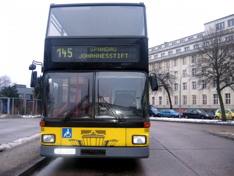Doppeldeckerbus vor der Fahrt nach Spandau, 2006