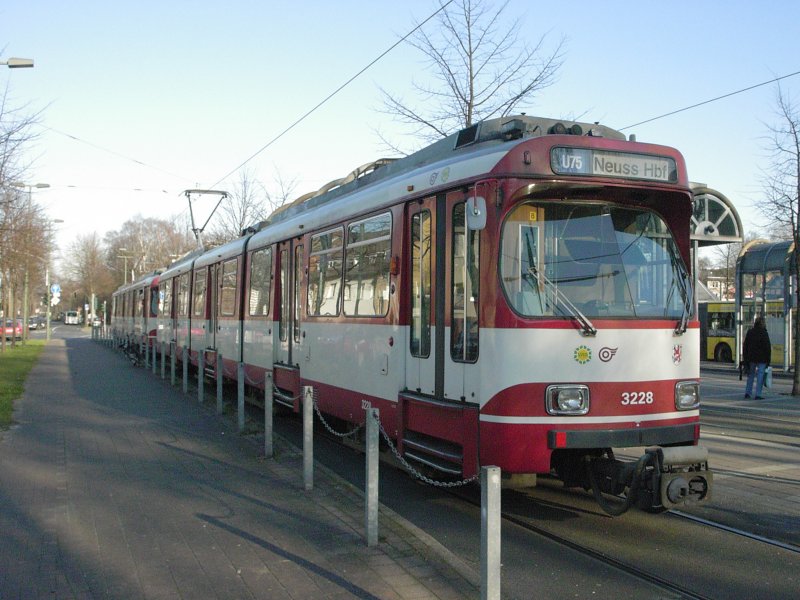 Doppeltraktion aus Stadtbahnwagen GT8SU der Dsseldorfer Rheinbahn als Linie U 75 an der Ausstiegsseite der Endhaltestelle Vennhausener Allee in Eller.