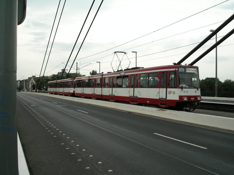 Doppeltraktion aus Stadtbahnwagne B der Dsseldorfer Rheinbahn auf der Oberkasseler Rheinbrcke als Linie U 74 nach Dsseldorf-Holthausen am 11.06.2004.