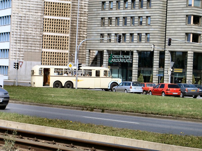 Dresden 2005, Zufllig kam ein hist. Bus des Weges