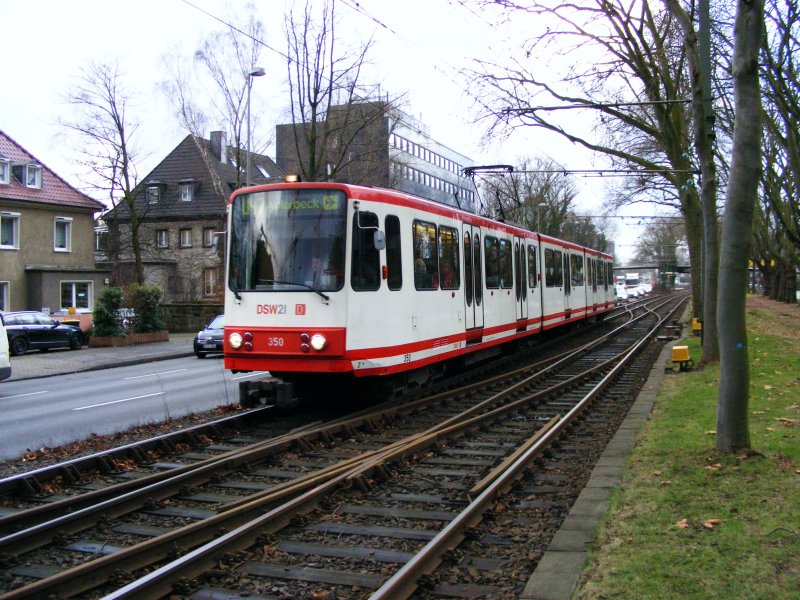 Ein dreiteiliger Stadtbahnwagen B der Dortmunder Stadtwerke zwischen den Haltestellen Kohlgartenstrae und Vosskuhle als Linie U47 nach Aplerbeck am 19. Dezember 2008.
