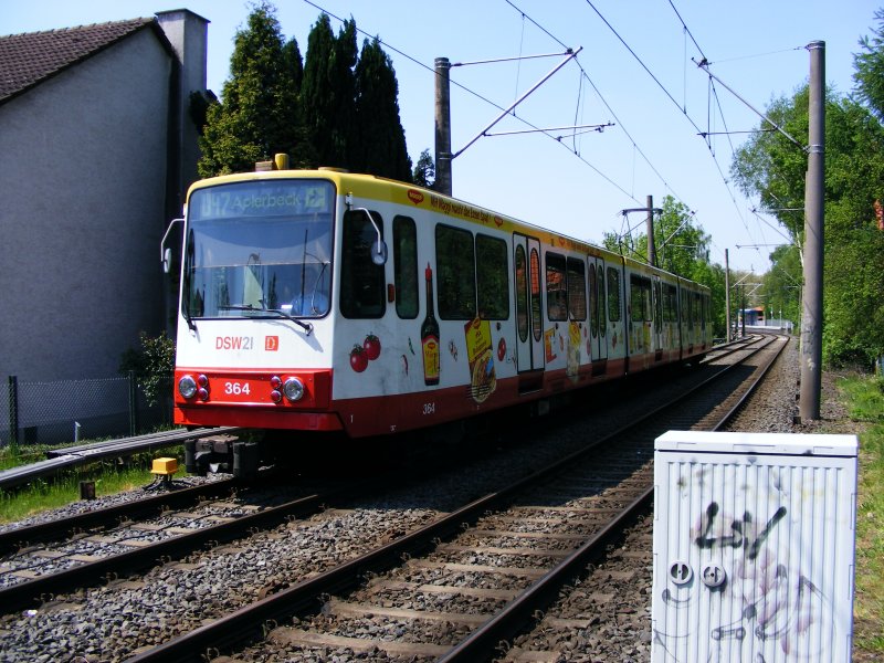 Ein dreiteiliger Stadtbahnwagen B mit Maggi-Vollwerbung vor dem Bahnbergang an der Wiemerstrae in Dortmund-Obernette als Linie U 47 nach Aplerbeck am 9. Mai 2008.