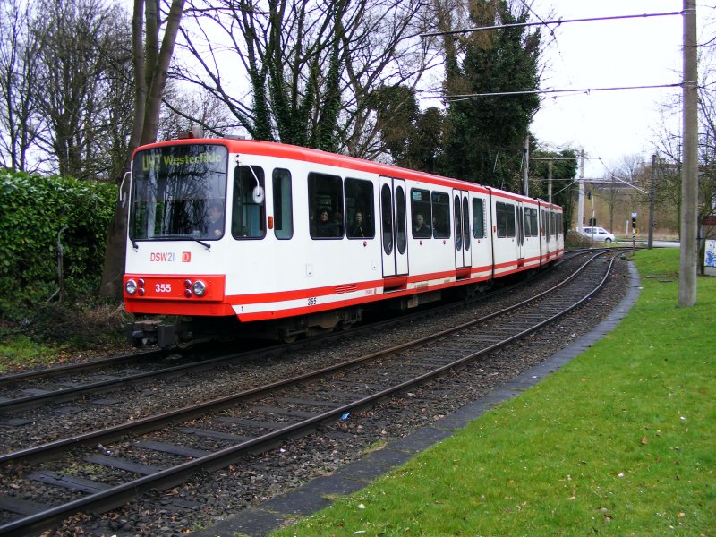 Ein dreiteiliger Stadtbahnwagen B80D vor der Haltestelle Huckarde-Bushof als Linie U 47 nach Westerfilde.