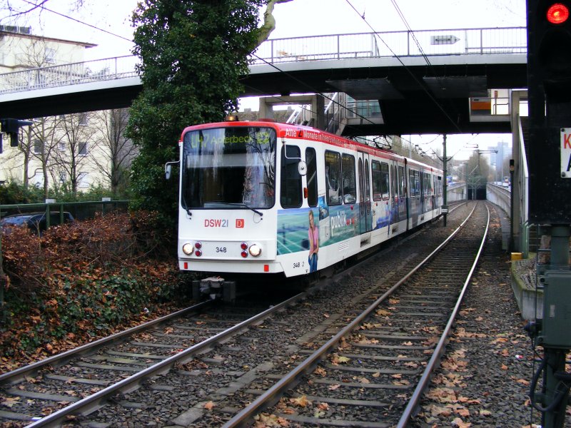 Ein dreiteilliger Stadtbahnwagen B vor der Haltestelle Kohlgartenstrae in Dortmund als Linie U47 nach Aplerbeck am 19. Dezember 2008.