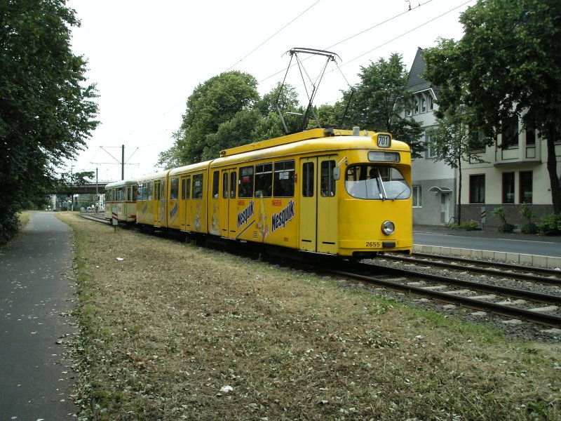 Ein Dsseldorfer DUEWAG-Einrichtungsachtachser mit Nesquik-Vollwerbung und vierachsigem Groraumbeiwagen fhrt als Linie 701 nach Dsseldorf-Benrath - 26.06.2004.