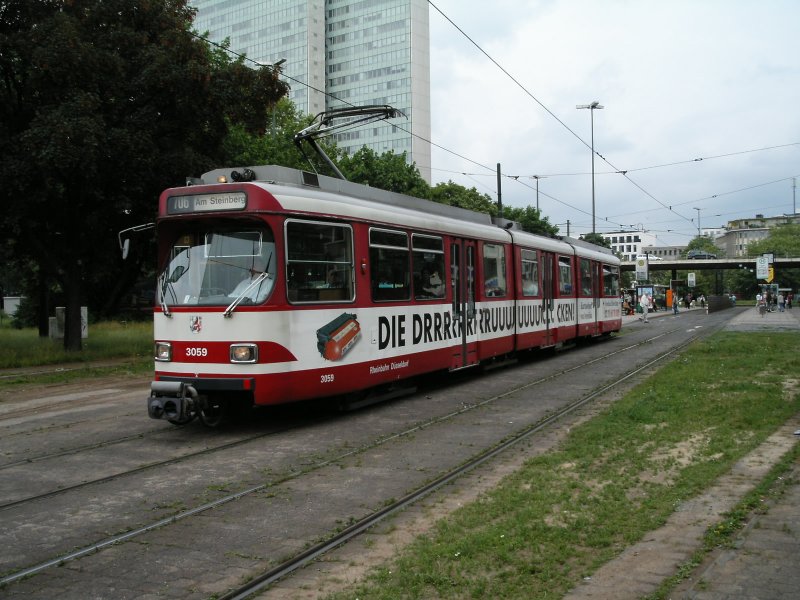 Ein DUEWAG-GT8S der Dsseldorfer Reihnbahn verlt die Haltestelle Jan-Wellem-Platz als Zug der Rundlinie 706 am 11.06.2004.