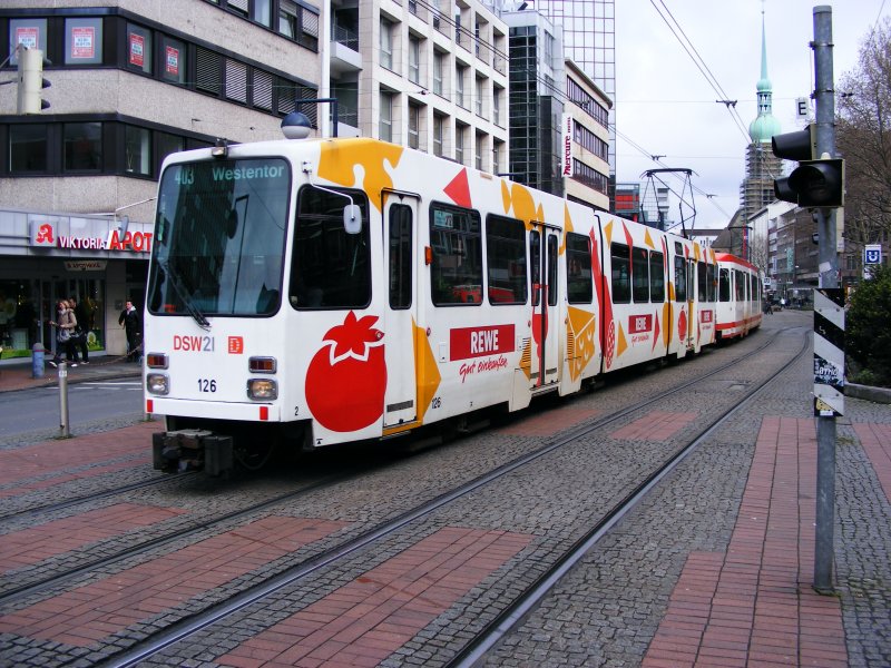 Ein DUEWAG-Stadtbahnwagen N8 hat gerade die Haltestelle Kampstrae in Dortmund verlassen und fhrt als Zug der Linie 403 zum Westentor - 03. April 2008.