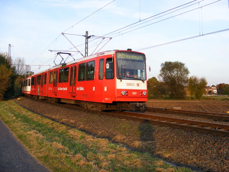 Ein Stadtbahnwagen B mit Vollwerbung fr die DB AG hat die Endhaltestelle in Dortmund-Grevel verlassen und fhrt am Nachmittag des 14. Oktober 2008 als Linie U 42 nach Hombruch.