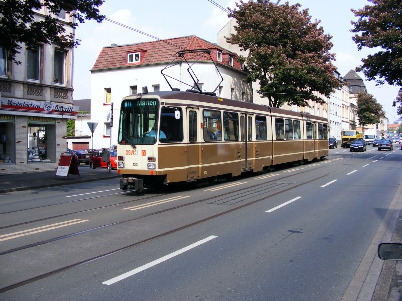Ein Stadtbahnwagen N8 der Dortmunder Stadtwerke auf der Rheinischen Strae in Dortmund als Zug der Linie U44 nach Marten am 16. Mai 2008.