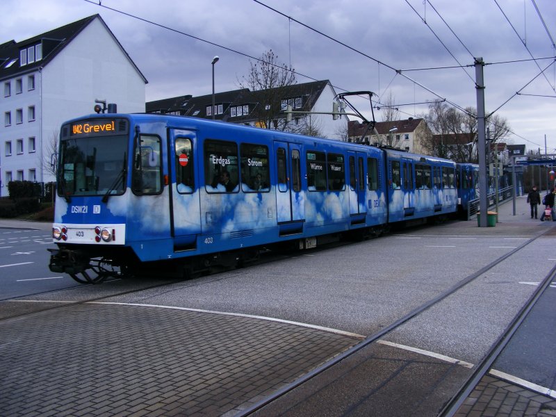 Eine Doppeltraktion aus Bonner Stadtbahnwagen B der ersten Generation verlt die Haltestelle  An der Palmweide  in Dortmund-Hombruch als Zug der Linie U42 nach Grevel am 11. Mrz 2009.