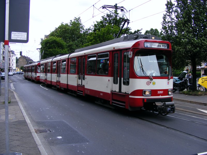 Eine Doppeltraktion aus DUEWAG-Stadtbahnwagen GT8SU zwischen Dsseldorf-Eller und Lierenfeld als Linie U75 nach Neuss Hbf.