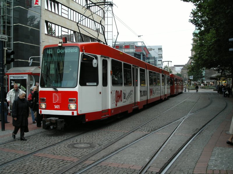 Eine Doppeltraktion aus DUEWAG-Stadtbahnwagen N8 in der Haltestelle Kampstrae in Dortmund als Linie 403 nach Dorstfeld am 28.09.2004.