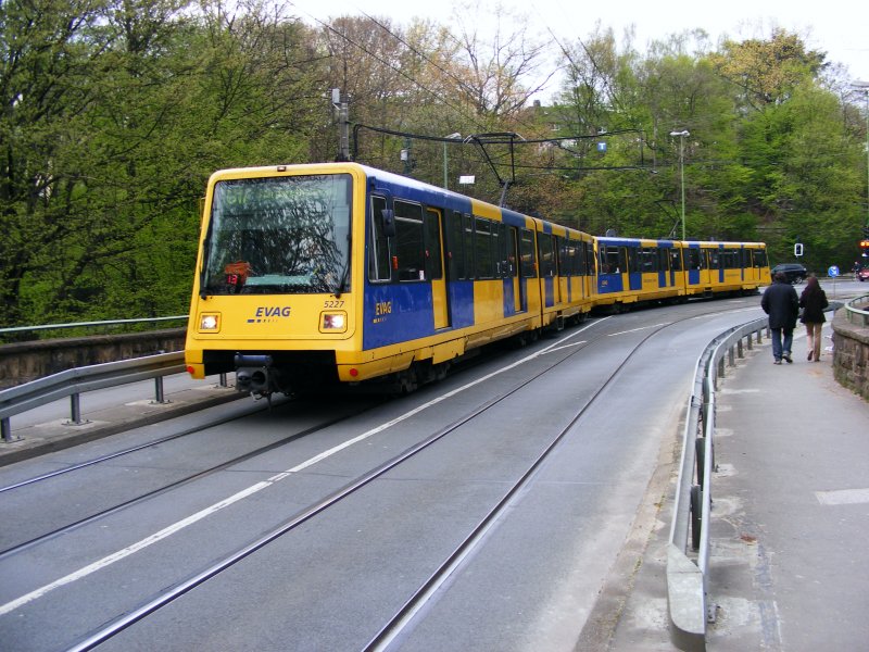 Eine Doppeltraktion aus ehemaligen Docklands-Stadtbahnwagen hat soeben die Haltestelle Halbe Hhe in Essen-Holsterhausen verlassen und fhrt jetzt von Norden her auf die Margarethenbrcke, um einige Minuten spter schlielich die sdliche Endhaltestelle der Linie U17 im Stadtteil Margarethenhhe zu erreichen - 22. April 2008.
