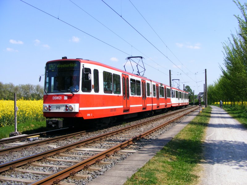 Eine Doppeltraktion aus sechsachsigen Stadtbahnwagen B der Dortmunder Stadtwerke hat gerade eben die Haltestelle Obernette verlassen und wird bald die nordwestliche Endhaltestelle der Linie U 47 in Dortmund-Westerfilde erreichen - 09. Mai 2008.