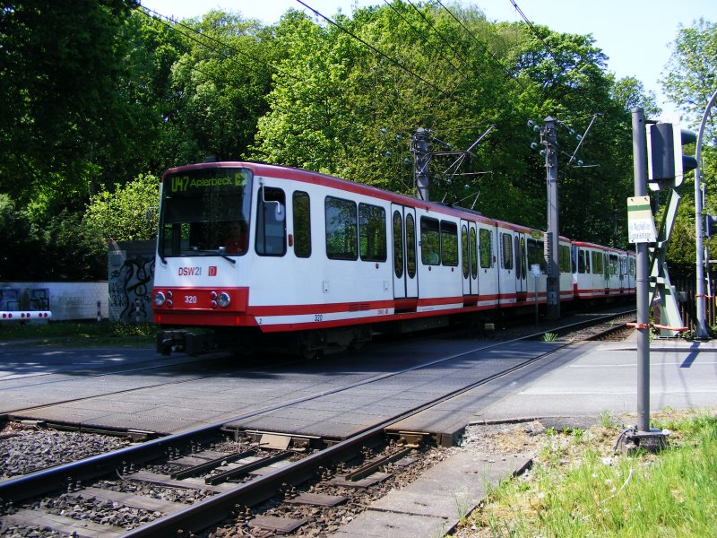 Eine Doppeltraktion aus Stadtbahnwagen B befhrt den Bahnbergang an der Schlo-Westhusener-Strae in Dortmund-Westerfilde als Linie U 47 nach Dortmund-Aplerbeck am 9. Mai 2008.