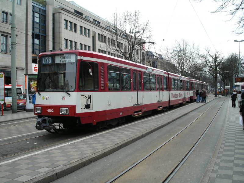 Eine Doppeltraktion aus Stadtbahnwagen B der Dsseldorfer Rheinbahn als Linie U 76 an der Endhatestelle Krefeld-Rheinstrae am 14.03.2005; Im ersten Wagen befindet sich ein Bistro-Abteil.