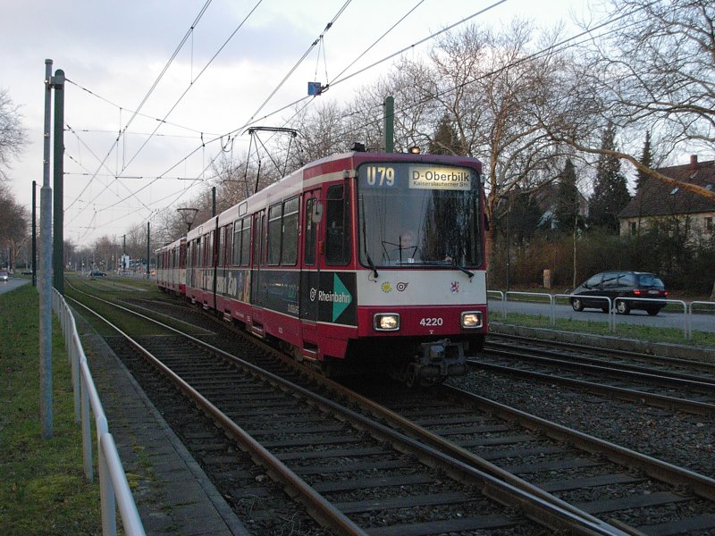 Eine Doppeltraktion aus Stadtbahnwagen B der Dsseldorfer Rheinbahn passiert am Freiligrathplatz als Zug der Linie U 79 die Abzweigungen zur Messestrecke um zum Dsseldorfer Hauptbahnhof und nach Oberbilk weiter zu fahren - 08.03.2004.