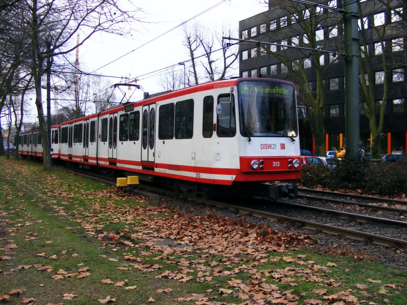 Eine Doppeltraktion aus Stadtbahnwagen B vor der Haltestelle Kohlgartenstrae in Dortmund als Zug der Linie U47 nach Westerfilde am 19. Dezember 2008.