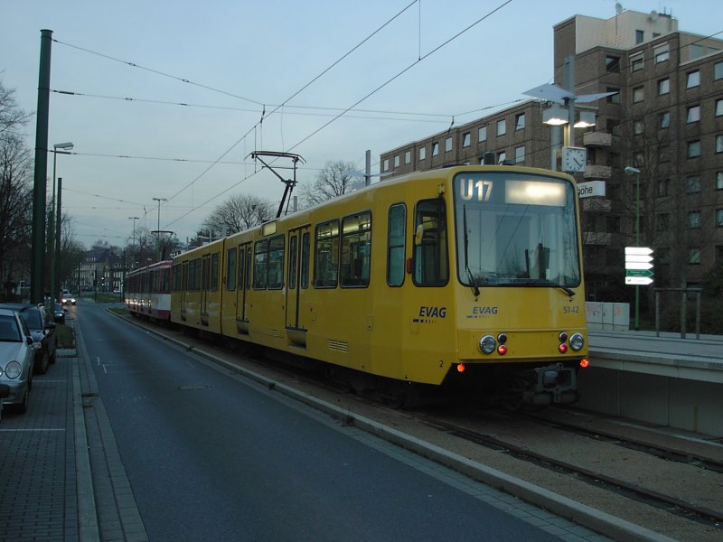Eine Doppeltraktion aus Stadtbahnwagen B der zweiten Generation an der Endhaltestelle Margarethenhhe der Linie U17 in Essen am 30.12.2003.