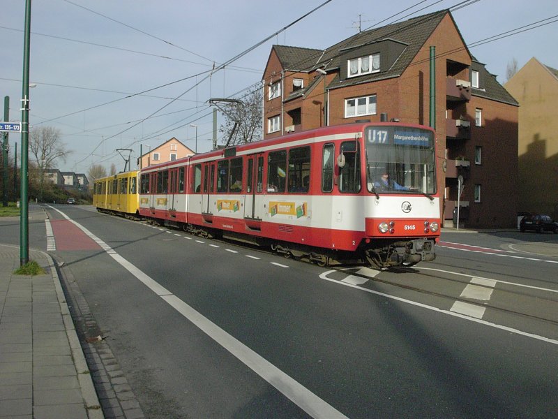 Eine Doppeltraktion aus Stadtbahnwagen B der zweiten Generation im Essener Norden als Zug der Linie U17 zur Margarethenhhe am 03.02.2004.
