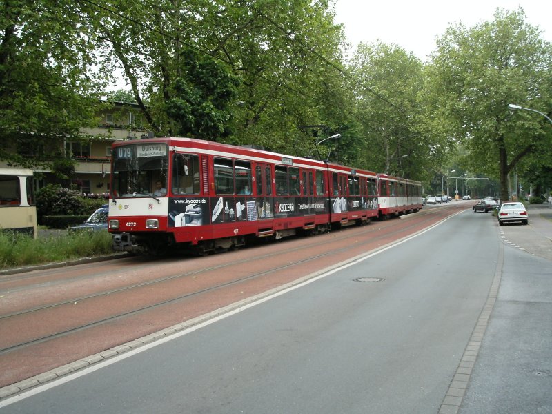 Eine Doppeltraktion aus Stadtbahnwagen B der Dsseldorfer Rheinbahn als Zug der Linie U79 nach Duisburg-Meiderich am 02.06.2004.