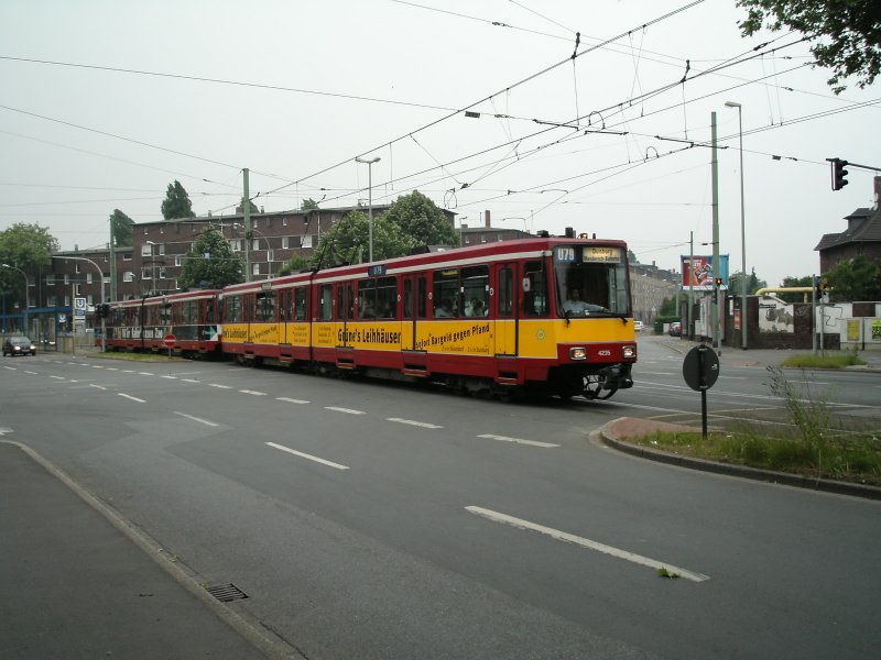 Eine Doppeltraktion aus Stadtbahnwagen B der Dsseldorfer Rheinbahn verlt die Haltestelle Kulturstrae als Zug der Linie U79 nach Duisburg-Meiderich am 02.06.2004.