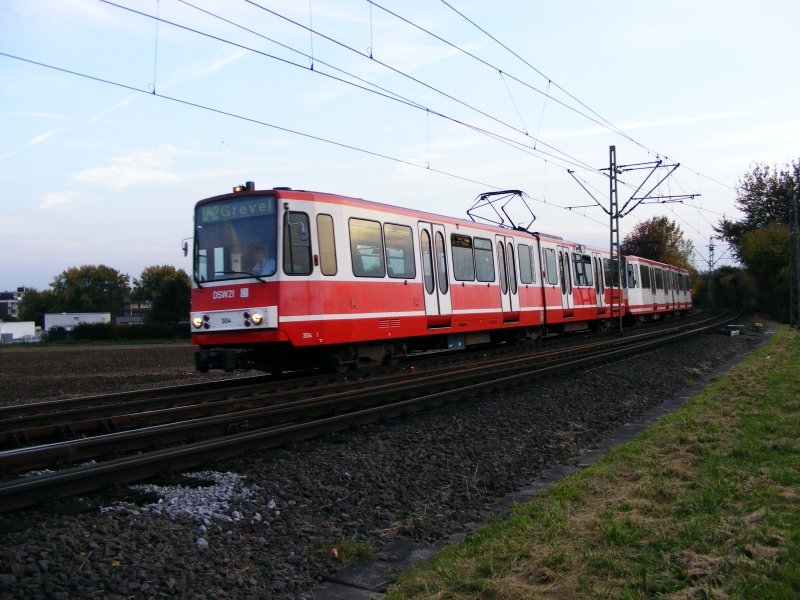 Eine Doppeltraktion aus Stadtbahnwagen B vor der Endhaltestelle Grevel der Linie U42 am 14. Oktober 2008.