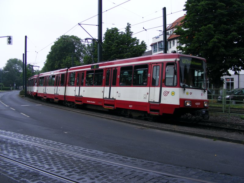 Eine Doppeltraktion aus Stadtbahnwagen B der Rheinbahn vor der Haltestelle Belsenplatz in Dsseldorf-Oberkassel als Linie U77 nach Holthausen am 30. Mai 2008; Das im Vordergund sichtbare, eingepflasterte Gleis fhrt zu der Wendeschleife am Rheinbahnhaus.