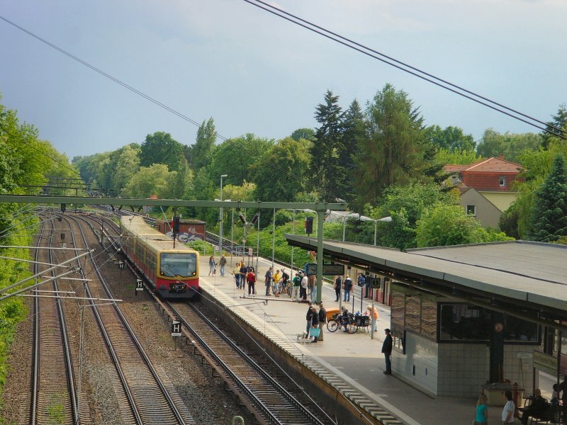 Einfahrende S-Bahn (S1) in Hohen Neuendorf, Mai 2009
