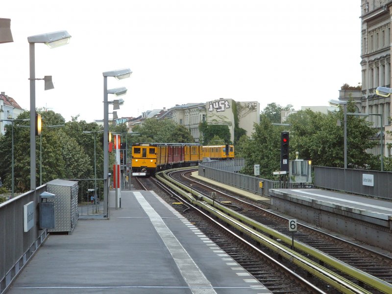 Einfahrt A2-Zug in den Bhf Grlitzer Bahnhof, Berlin 29.8.2009
