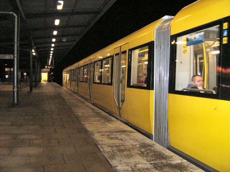 H-Zug auf der Linie U 5 in Wuhletal, Jan. 2009