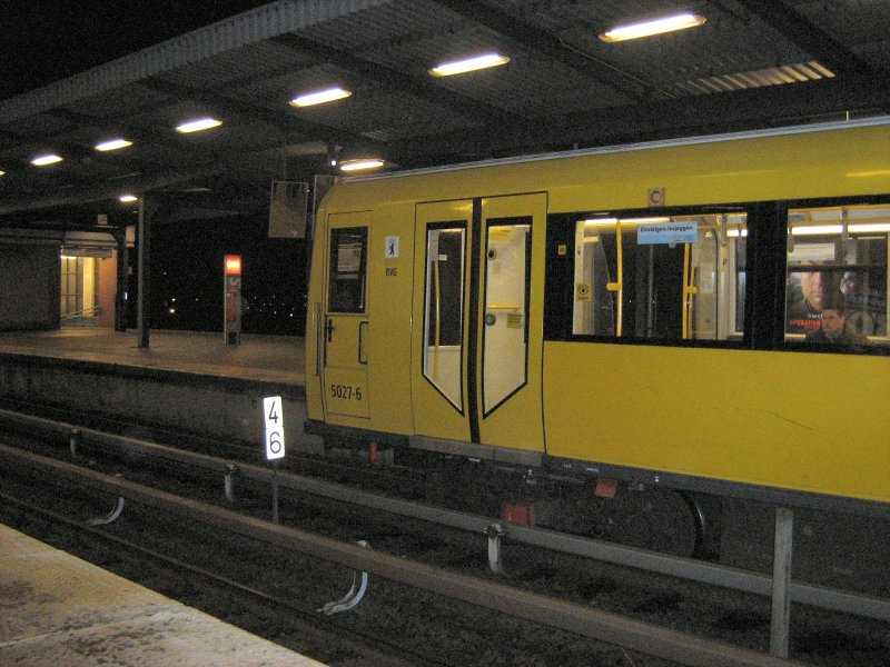 H-Zug der Linie U 5 in Wuhletal, Jan. 2009
