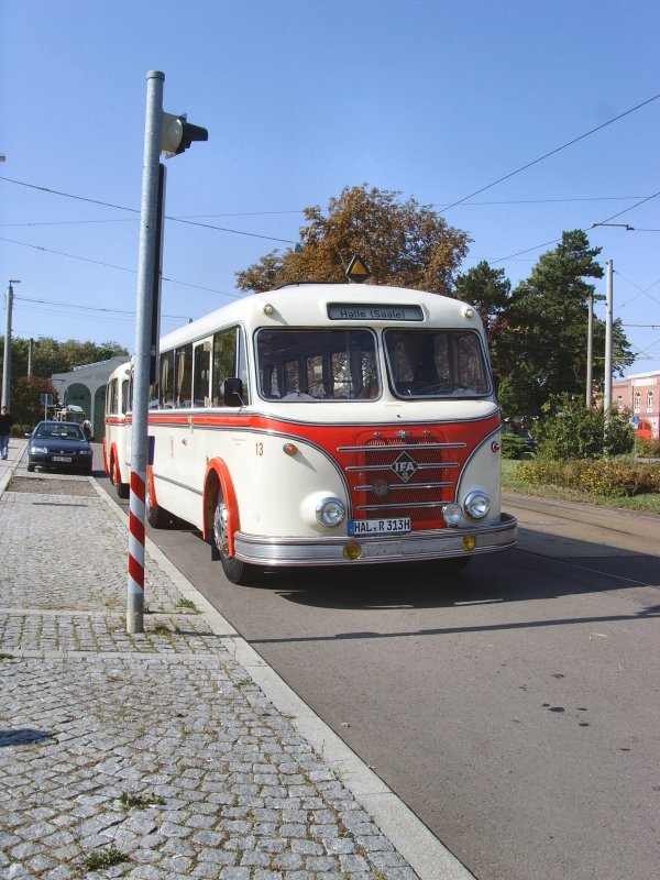 Hist. Bus mit Anhnger aus Halle (Pendelverkehr Museumsdepot Halle - Depot Schkeuditz) am 19.9.2009