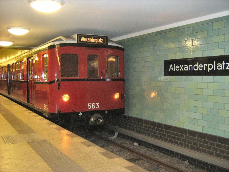 Hist. U-Bahnwagen 563  im U-Bhf Alexanderplatz, 2008