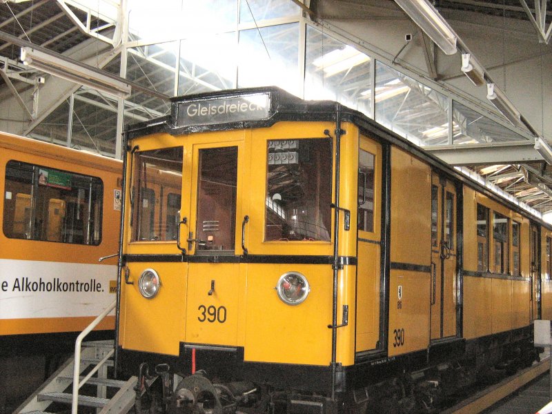 Hist. U-Bahnwagen in der Wagenhalle Warschauer Strasse, 2007
