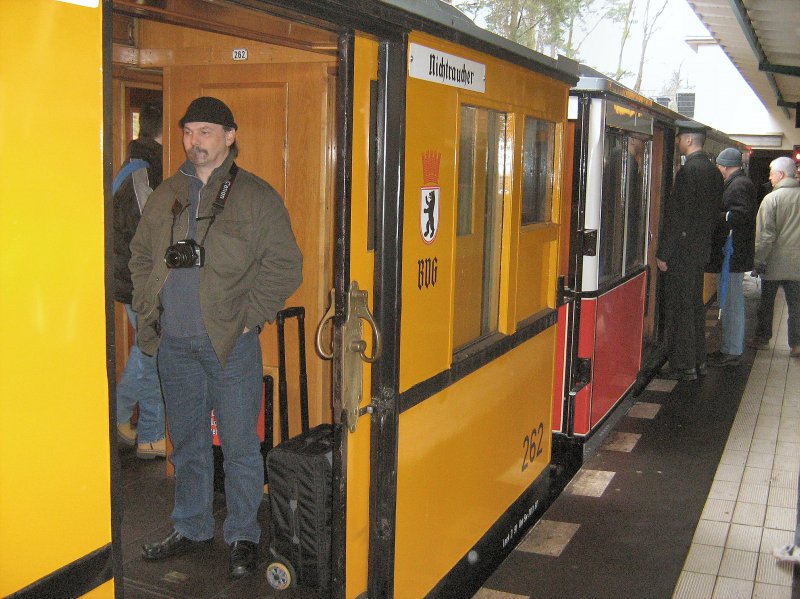 HIST. U-Bahnzug im Bhf Krumme Lanke, Mrz 2009